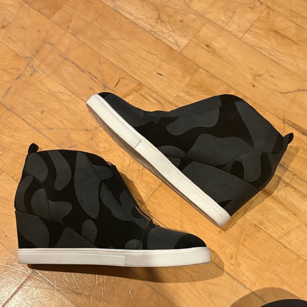 Stylish Black Camouflage Women's Wedge Sneakers